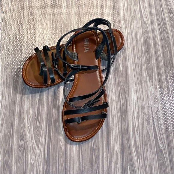 mia piper buckle strap sandal